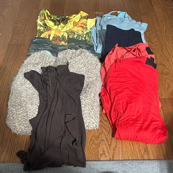 Woman's bundle size small/medium (25 items) - Picture 2 of 3